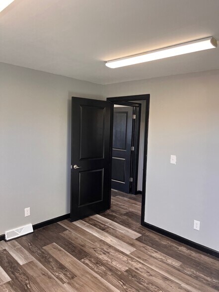 More Photos Of 810 Carlton Dr, Bentleyville Office For Lease