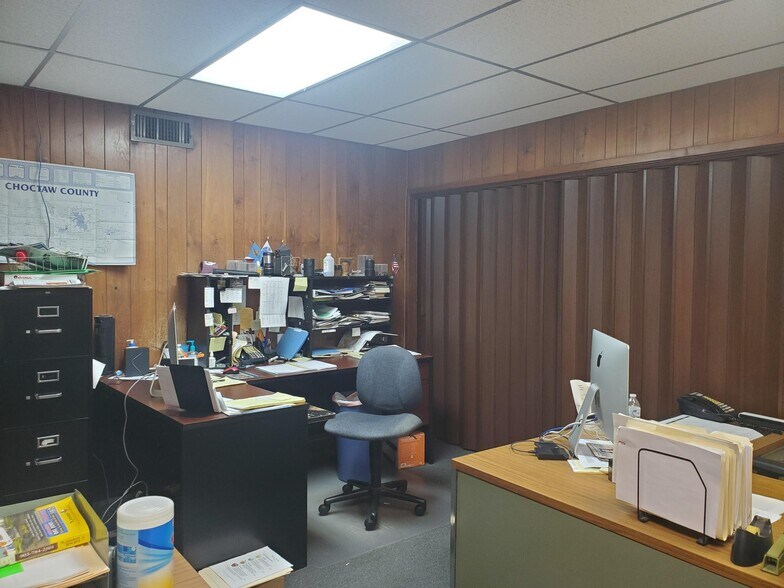 More Photos Of 124 E Jackson St, Hugo Office For Sale