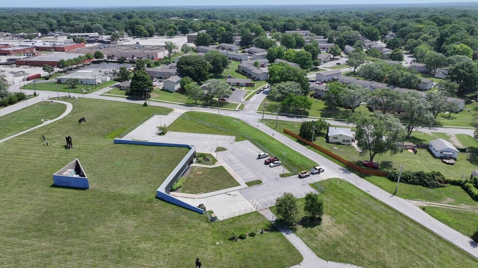 More Photos Of 9000 Old Santa Fe Rd, Kansas City Office For Sale