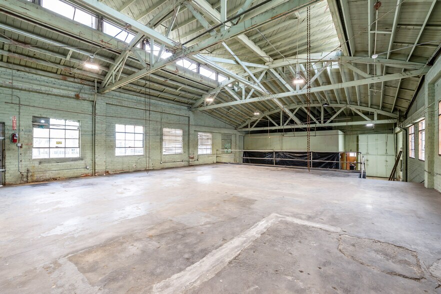 More Photos Of 320 S La Brea Ave, Inglewood Freestanding For Lease