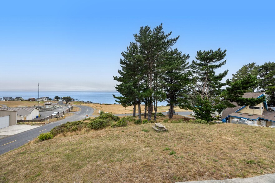 More Photos Of 129 Lower Pacific Dr, Whitethorn General Retail For Sale