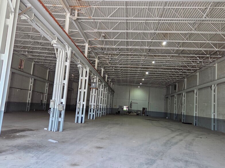 More Photos Of 44538 Macomb Industrial Dr, Clinton Township Warehouse For Lease