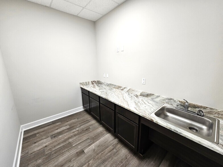 More Photos Of 3129 Kingsley Dr, Pearland Office For Lease