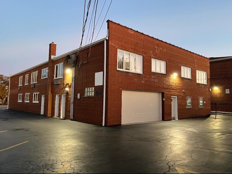 More Photos Of 7922 S Pulaski Rd, Chicago Office For Sale