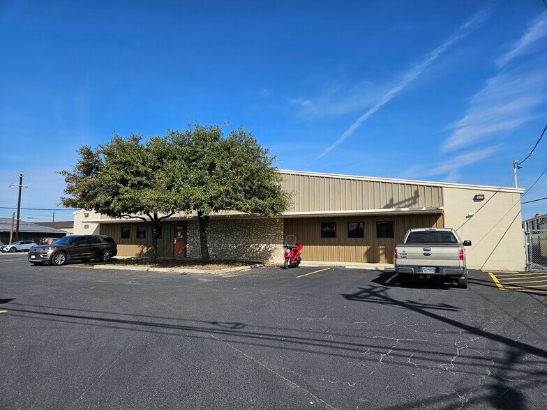 More Photos Of 2103 Danbury St, San Antonio Manufacturing For Lease
