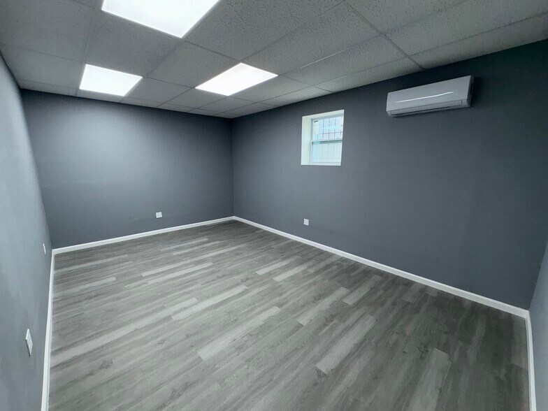 More Photos Of 1346 Gandy St, Jacksonville Showroom For Lease