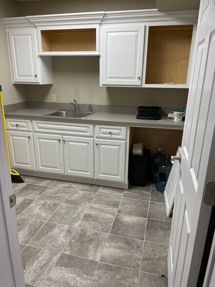 More Photos Of 1125 Cambridge Sq, Alpharetta Loft Creative Space For Sale