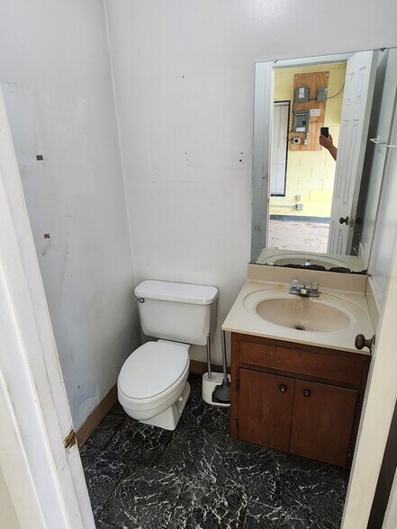 More Photos Of 2632 Spruce St, Montgomery Self Storage For Lease