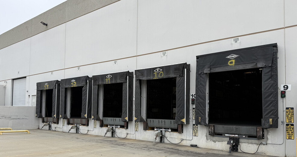 More Photos Of 2100 Eastman Ave, Oxnard Warehouse For Lease