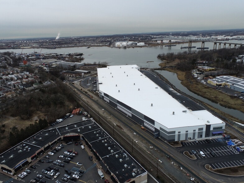 More Photos Of 1 Nassau Pl, Staten Island Warehouse For Lease
