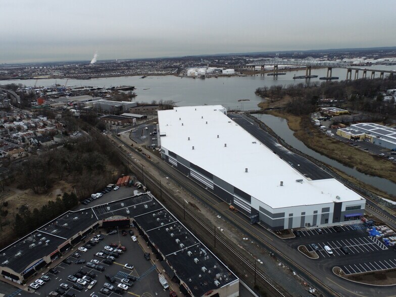 More Photos Of 1 Nassau Pl, Staten Island Warehouse For Lease