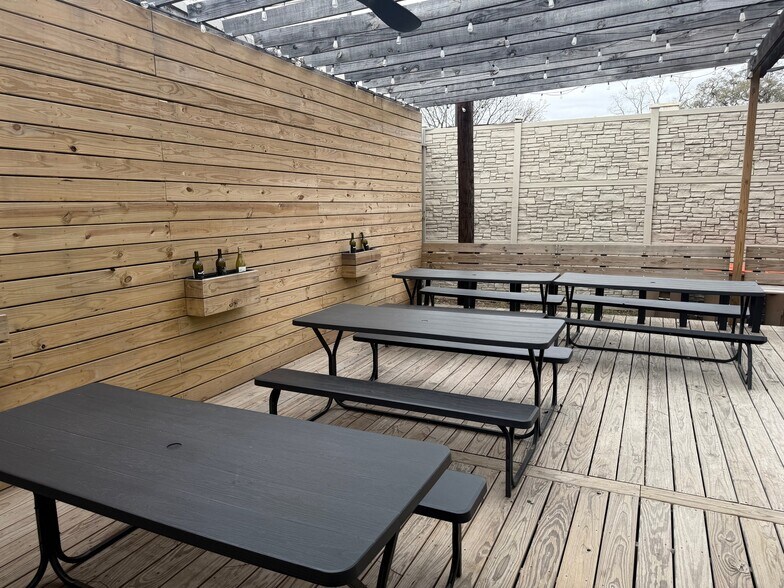 More Photos Of 103 N Nugent Ave, Johnson City Freestanding For Lease