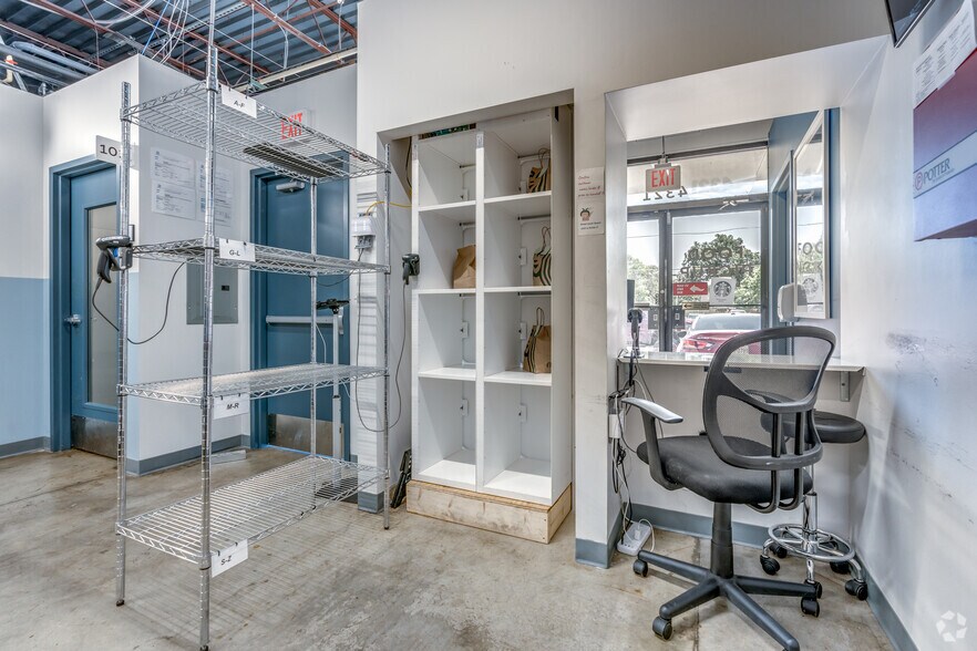 More Photos Of 4321 Live Oak St, Dallas Freestanding For Lease