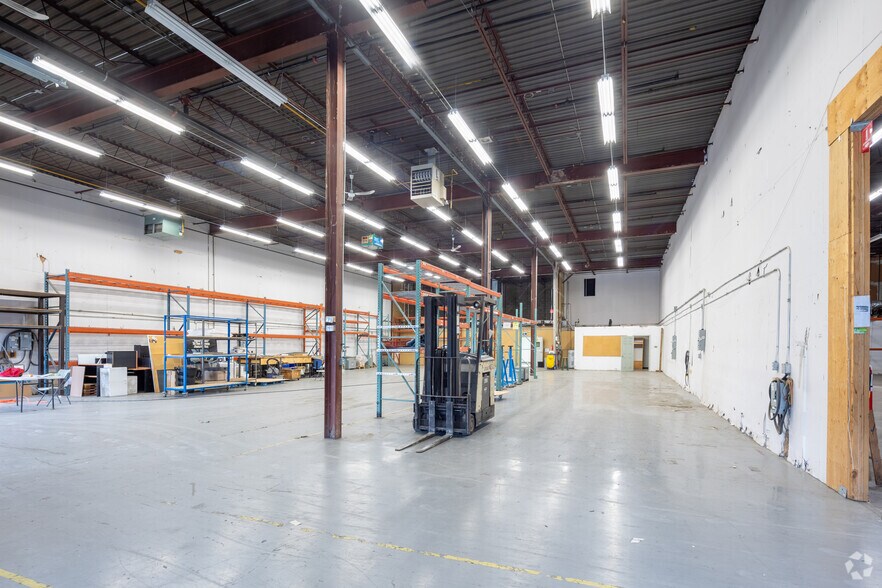 More Photos Of 2299 Drew Rd, Mississauga Light Manufacturing For Lease