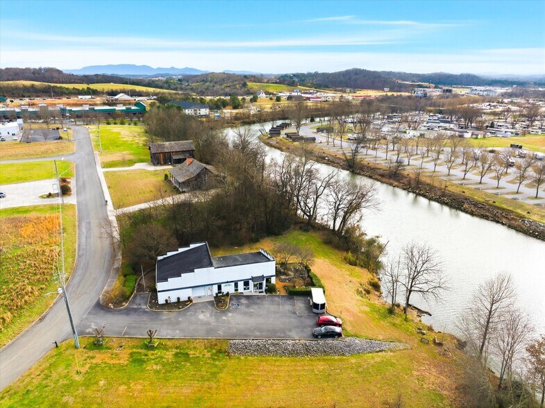 More Photos Of 2376 Business Center Cir, Sevierville Freestanding For Sale