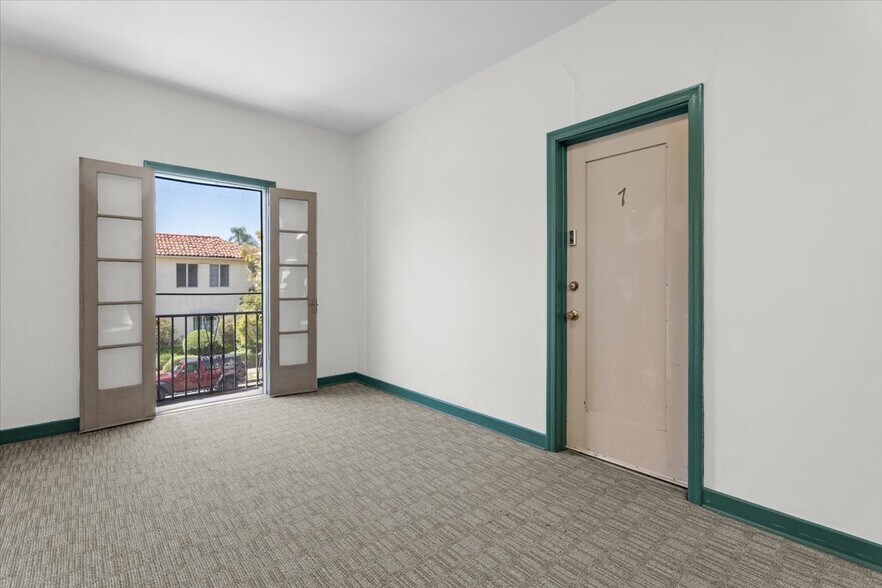 More Photos Of 630 S Cochran Ave, Los Angeles Apartments For Sale