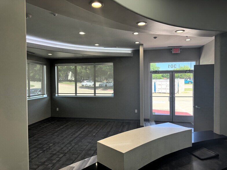 More Photos Of 4601 Old Shepard Place, Plano Medical For Lease