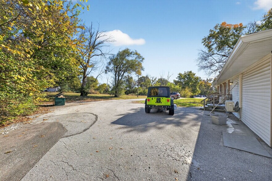 More Photos Of 302 S Lincoln Dr, Troy Office For Sale