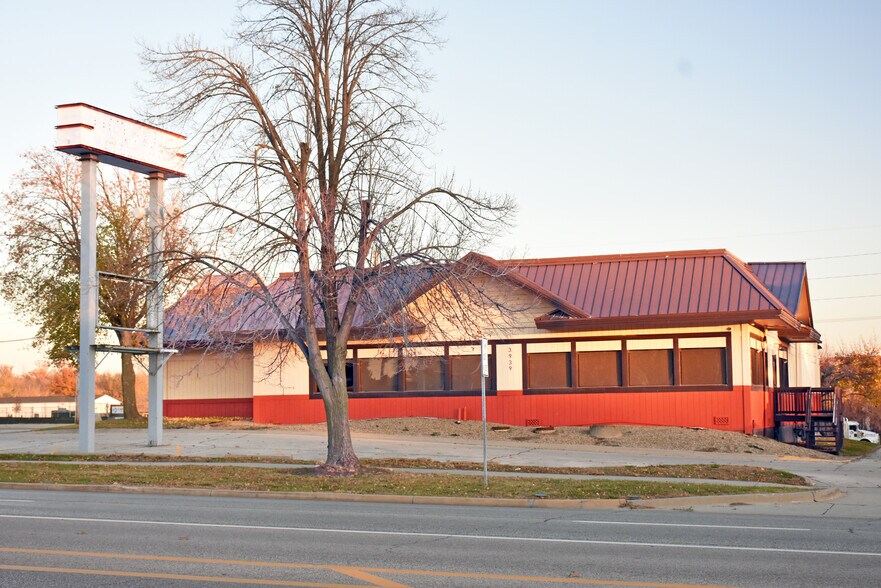 Primary Photo Of 3939 1st Ave SE, Cedar Rapids Restaurant For Lease