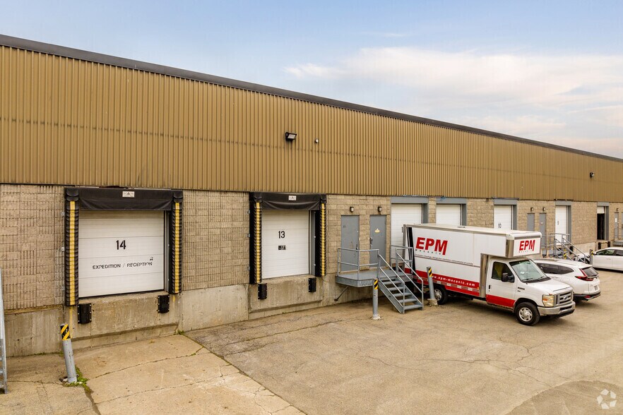 More Photos Of 3148-3178 Boul Industriel, Laval Flex For Lease
