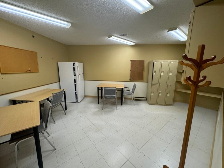 More Photos Of 725 Gibralter St, Norfolk Flex For Sale