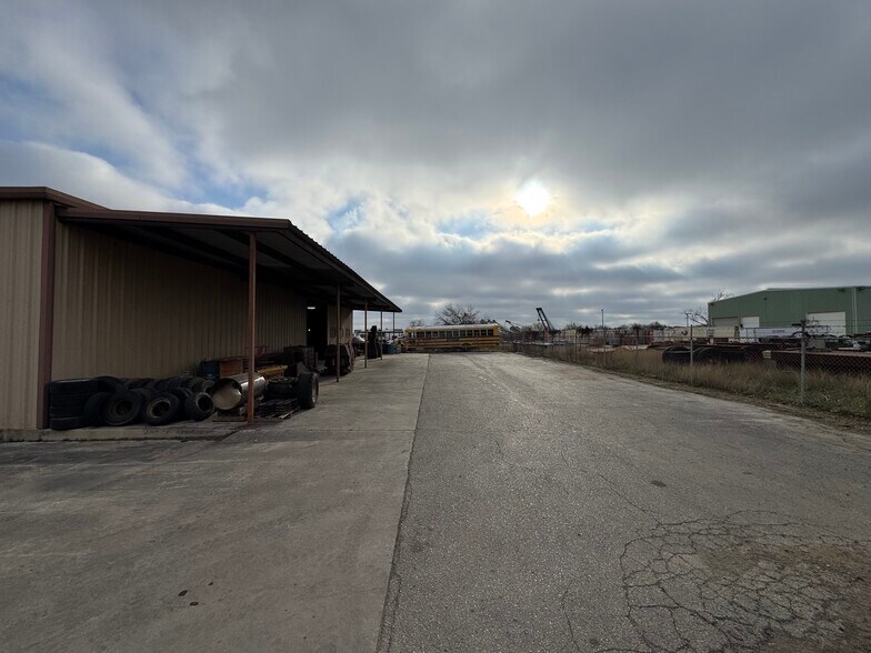 More Photos Of 5858 Bicentennial St, San Antonio Service For Sale