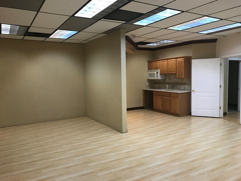 More Photos Of 1501 W Campus Dr, Littleton Flex For Sale