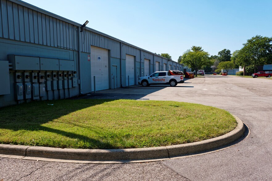 More Photos Of 8003 Vinecrest Ave, Louisville Light Manufacturing For Lease