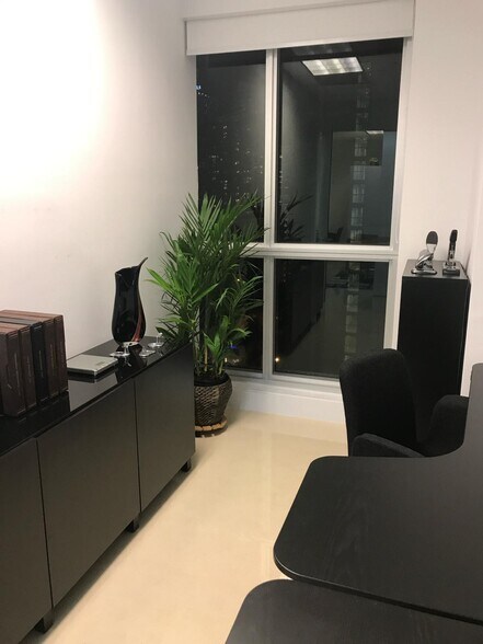 More Photos Of 175 SW 7th St, Miami Medical For Sale