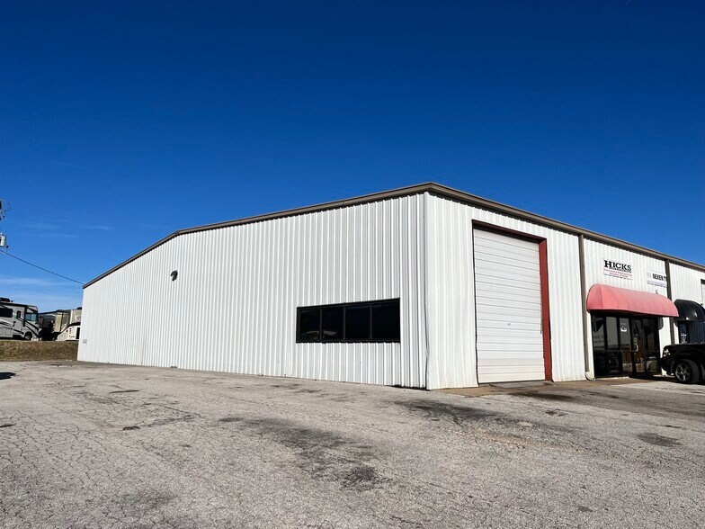 More Photos Of 1641-1653 W Lloyd St, Ozark Warehouse For Lease