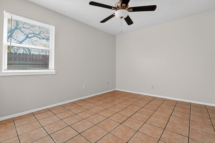 More Photos Of 306 Calhoun Dr, Rockdale Apartments For Sale