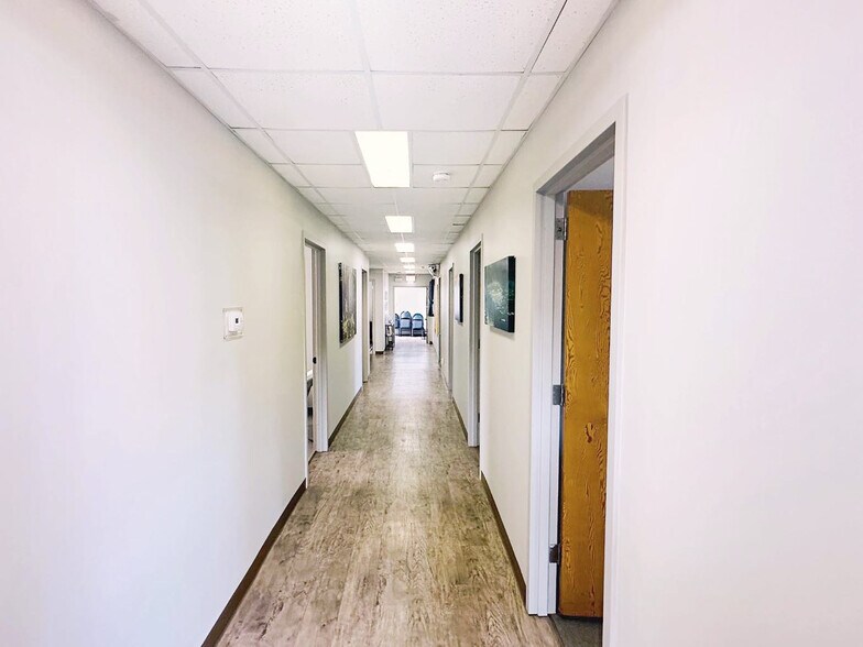 More Photos Of 601 7 St E, Drumheller Office For Sale