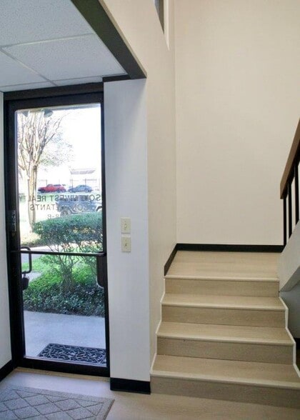 More Photos Of 9818 Whithorn Dr, Houston Office For Sale