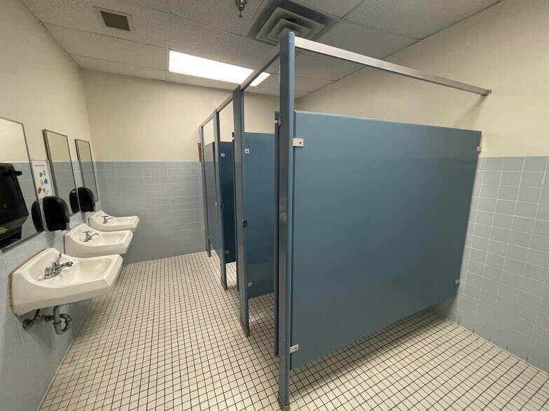 More Photos Of 216 E College St, Seguin Flex For Sale