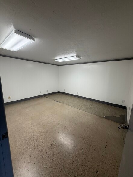 More Photos Of 257-263 W 2950 S, Salt Lk, Salt Lake City Light Manufacturing For Lease