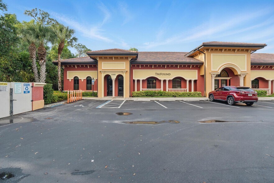 More Photos Of 13450 Parker Commons Blvd, Fort Myers Office For Sale