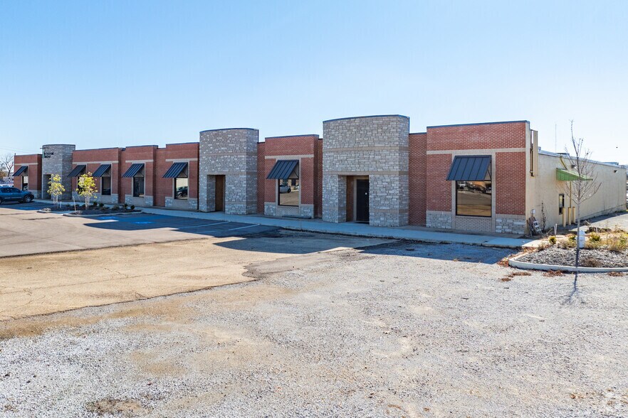 More Photos Of 807-809 Varsity Dr, Tupelo Storefront For Sale