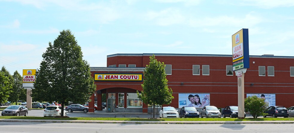 More Photos Of 860 Boul Saint-René O, Gatineau Freestanding For Lease
