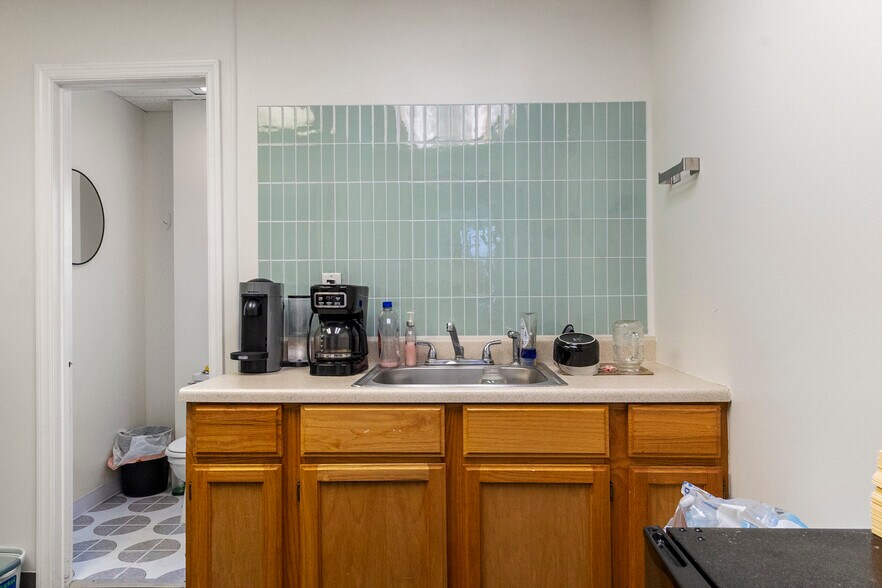 More Photos Of 1119-1123 Merriam Ln, Kansas City Office For Sale