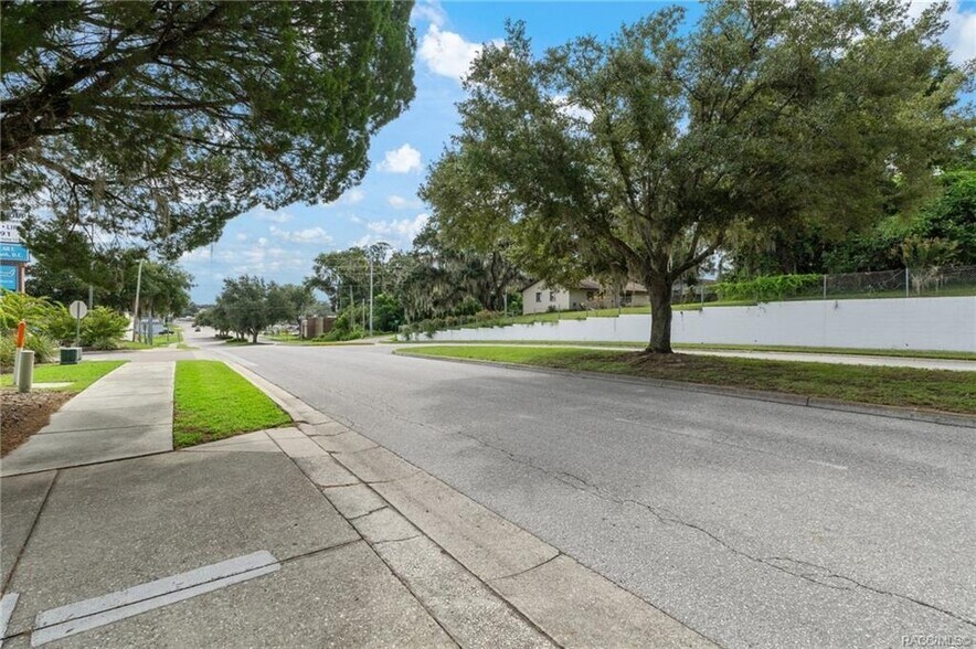 More Photos Of 102 E Highland Blvd, Inverness Drugstore For Sale