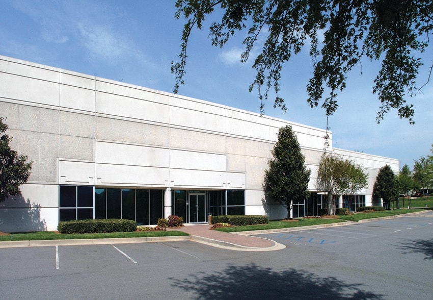 More Photos Of 2145 Barrett Park Dr, Kennesaw Warehouse For Lease