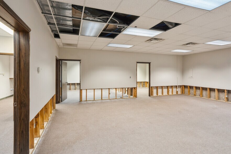 More Photos Of 202-210 W State St, Marshalltown Office For Sale