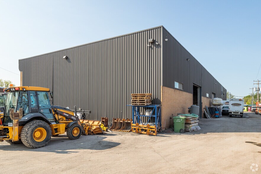 More Photos Of 8477 Rue Cordner, Montréal Manufacturing For Sale