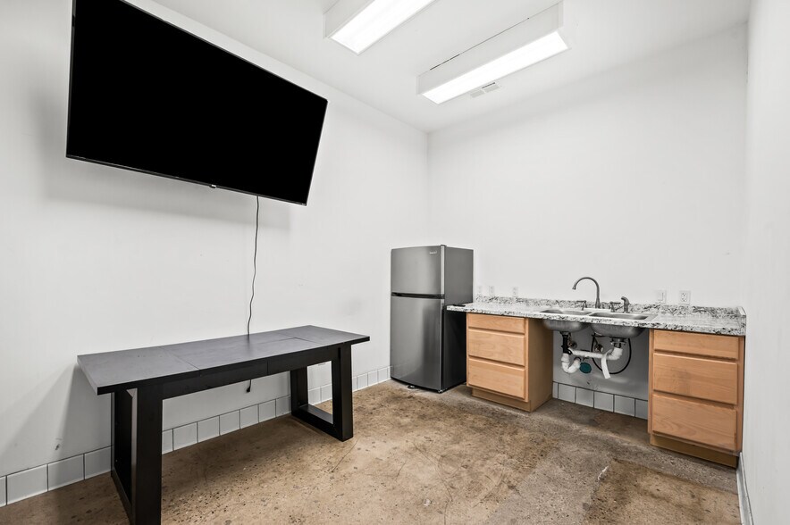 More Photos Of 1440 Cota Ave, Long Beach Distribution For Sale