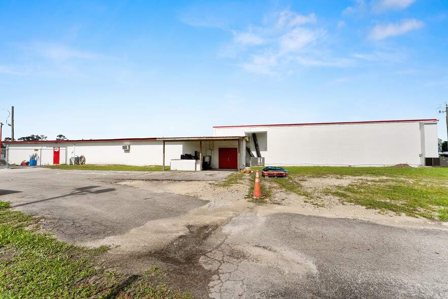 More Photos Of 17313 NE US Highway 301, Waldo Freestanding For Lease