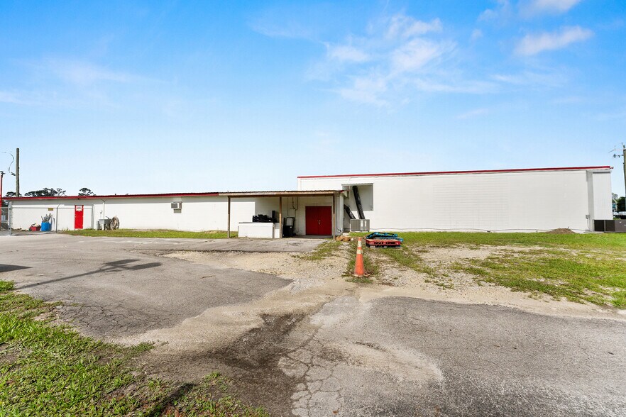 More Photos Of 17313 NE US Highway 301, Waldo Freestanding For Sale