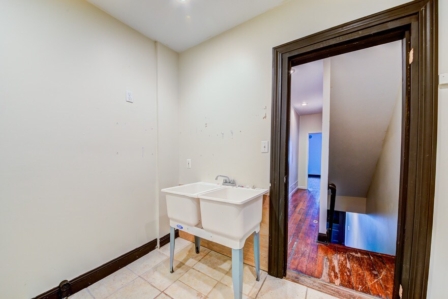 More Photos Of 5817 Ellsworth Ave, Pittsburgh Storefront Retail Office For Lease