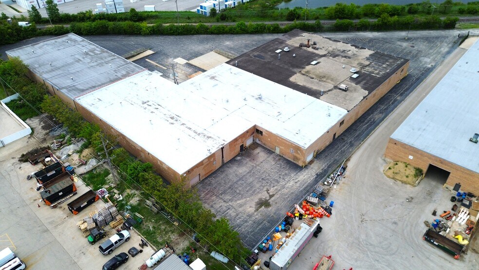 More Photos Of 2021 West St, River Grove Warehouse For Lease
