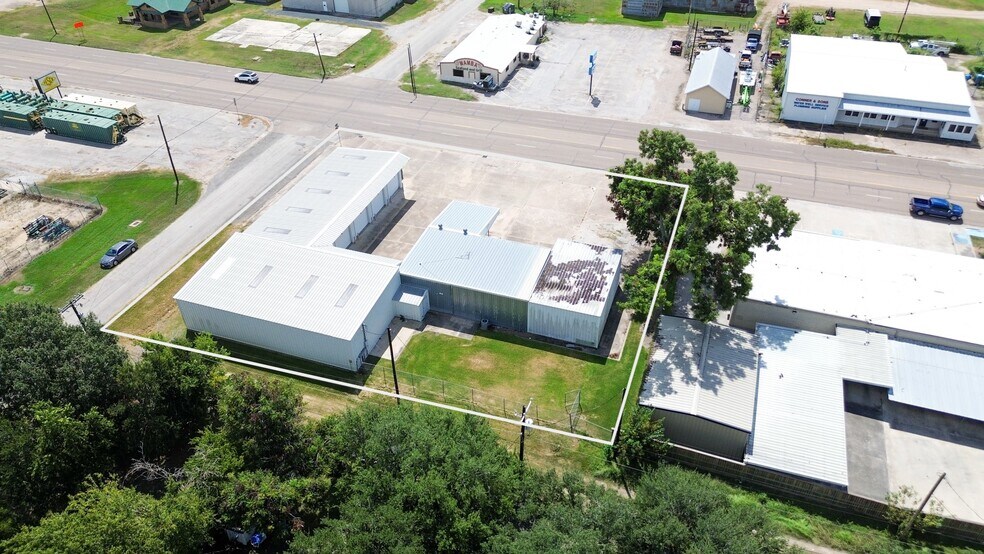 More Photos Of 619 E Jackson St, El Campo Warehouse For Lease