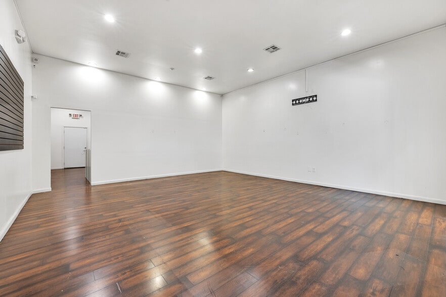 More Photos Of 11119-11123 Burbank Blvd, North Hollywood Storefront Retail Office For Lease